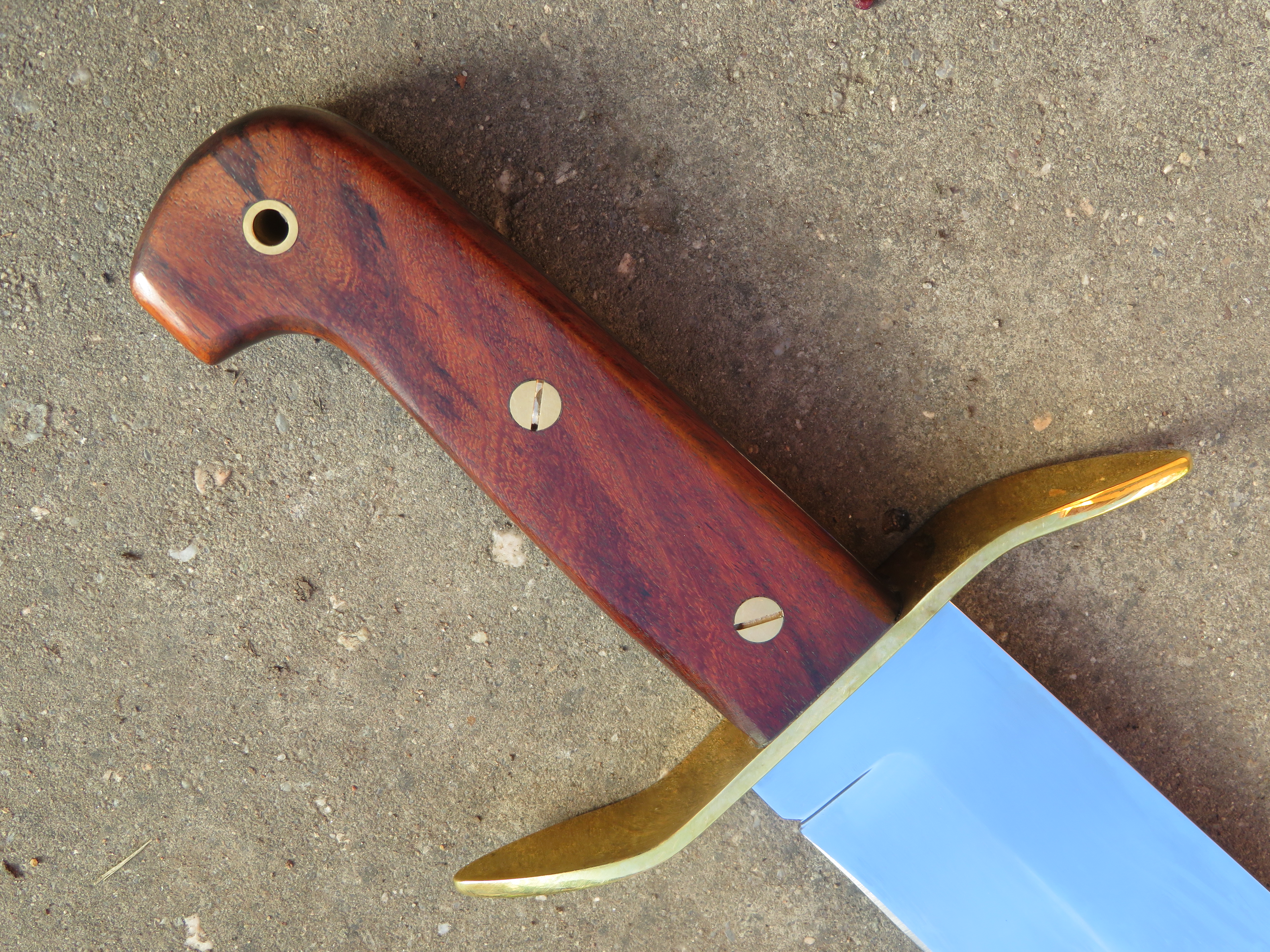 Detail rukojeti a masivní oboustranné záštity testovaného nože Wild West Bowie od společnosti Cold Steel.